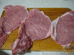 Отбивная из свинины на косточке: Отбить мясо кухонным молотком, но не слишком тонко. Посолить и поперчить.