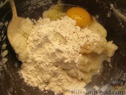 Мини-запеканки "Звездочки" из картофельного пюре: Как приготовить мини-запеканки  из картофельного пюре:    К пюре добавить яйцо, муку, перец. У меня пюре жидковатое, поэтому муки ушло больше (2,5 ст. ложки). Если пюре густое, можно взять меньше муки.