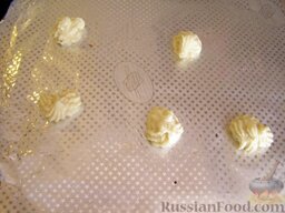 Мини-запеканки "Звездочки" из картофельного пюре: Включить духовку. Противень (или фольгу) смазать маслом.    Выложить по чуть-чуть пюре на некотором расстоянии друг от друга.