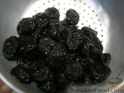Чернослив, фаршированный грецкими орехами: Чернослив вымыть, размочить в горячей воде, удалить косточки.