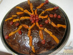 Торт  "Для сына": Украсить шоколадный торт фруктами. У меня это курага и вишневые цукаты.