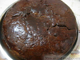Торт  "Для сына": Залить сверху шоколадный торт глазурью и дать застыть.