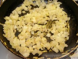 Лепешки из фасоли, с орехами и сыром: Обжарить лук, помешивая, на сливочном масле до прозрачности (5-10 минут на среднем огне).