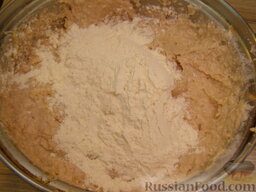 Лепешки из фасоли, с орехами и сыром: Добавить муку. Добавлять муку нужно понемногу. Если фасоль сухая, муки нужно будет меньше.
