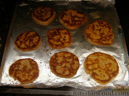 Лепешки из фасоли, с орехами и сыром: Выпекать лепешки при температуре 180 градусов. Через 15 минут, когда лепешки подрумянятся, перевернуть их на другую сторону и выпекать еще 10-15 минут.