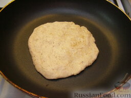 Лепешки из фасоли, с орехами и сыром: Можно жарить лепешки на сухой сковороде. Поставить сковороду на сильный огонь, нагреть ее. Выложить лепешку, жарить 2-3 минуты, до золотистого цвета.