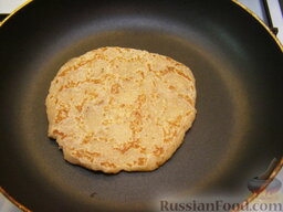 Лепешки из фасоли, с орехами и сыром: Затем перевернуть и жарить лепешки из фасоли 2-3 минуты с другой стороны.