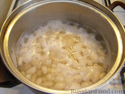 Лепешки из фасоли, с орехами и сыром: Опять залить фасоль холодной водой (вода должна покрывать фасоль полностью). Поставить на огонь, довести до кипения, снять пену, варить 1-2 часа, до мягкости. Вода должна полностью покрывать фасоль.  Когда фасоль сварится, воду слить.