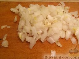 Лепешки из фасоли, с орехами и сыром: Лук очистить и мелко нарезать.