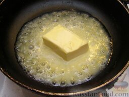 Лепешки из фасоли, с орехами и сыром: В сковороде растопить масло. Растопленное масло слить в мисочку, оставив 1-2 ст. ложки на сковороде.