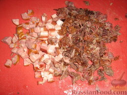 Гороховый суп с копченостями и грибами: Бульон готов. Вынимаем ребрышки. Снимаем с них мясо и тоже режем кусочками. Перемещаем копчености в бульон. Солим.