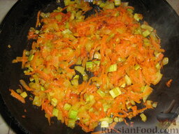 Гороховый суп с копченостями и грибами: Тем временем на сковороде в растительном масле обжариваем лук и сельдерей кубиками, и натертую на крупной терке морковь. Добавляем все в суп.