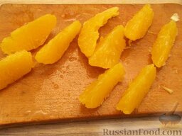 Салат из авокадо с апельсинами: Как приготовить салат с авокадо и апельсином:    Апельсины очистить от кожуры, разделить на дольки, снять с долек пленку. Часть долек можно разрезать на несколько частей.