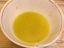 Салат из авокадо с апельсинами: Смешать оливковое масло с уксусом и перцем.