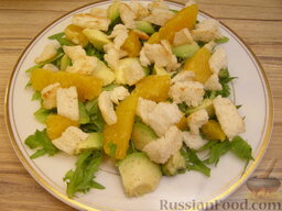 Салат из авокадо с апельсинами: Посыпать салат хлебными кусочками