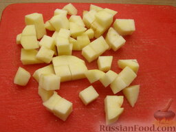 Салат из яблок с грецкими орехами: Как приготовить салат с яблоками и орехами:    Яблоки вымыть, очистить от семян и кожуры. Нарезать мелкими кубиками.