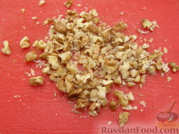 Салат из яблок с грецкими орехами: Отложить несколько целых долек для украшения. Остальные орехи порубить.