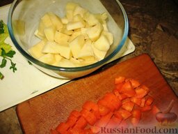 Суп с рыбными фрикадельками: Картофель нарежем кубиками, а морковь - мелкими кусочками. Зелень и лук измельчим.