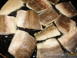 Жаркое из рыбы по-закарпатски: Рыбное филе посыпать солью, нарезать кусочками и обжарить в 50 мл растительного масла до легкого золотистого цвета.