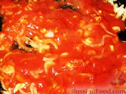Жаркое из рыбы по-закарпатски: Добавить томатный соус и красный молотый перец.