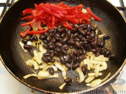 Говяжий суп с черной фасолью и перцем: Затем добавляем фасоль и перец. Перемешиваем и обжариваем еще 2 минуты.