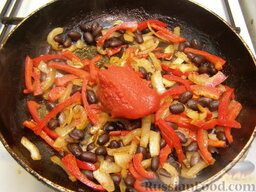 Говяжий суп с черной фасолью и перцем: Добавляем томатную пасту, перемешиваем.