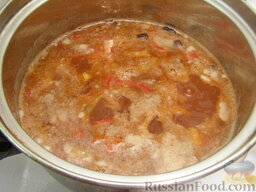 Говяжий суп с черной фасолью и перцем: Высыпаем овощную смесь в бульон. Проверяем на соль. При необходимости добавляем 1-2 щепотки соли. Варим говяжий суп с фасолью под крышкой на медленном огне еще 20-30 минут.