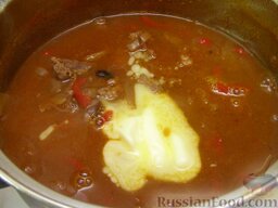 Говяжий суп с черной фасолью и перцем: Суп почти готов. Добавляем сливочное масло, тщательно перемешиваем, варим говяжий суп с фасолью еще 5 минут.