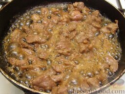 Говяжий суп с черной фасолью и перцем: На сковороде разогреть 2 ст. ложки оливкового масла.  Мясо вынуть из маринада (маринад не выливать), слегка обжать и жарить на сильном огне.