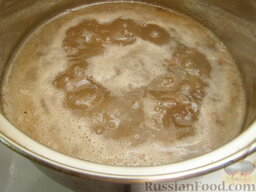 Говяжий суп с черной фасолью и перцем: 1 литр воды довести до кипения. Переложить в него обжаренное мясо, закрываем крышкой и варим бульон.