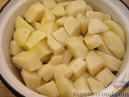 Клецки из отварного картофеля с сырной начинкой: Как приготовить картофельные клецки:    Картофель очистить, вымыть, нарезать небольшими кусочками.