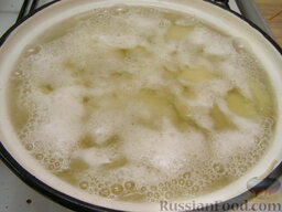Клецки из отварного картофеля с сырной начинкой: Залить картофель холодной водой, довести до кипения. Добавить 1 ч. ложку соли и варить под крышкой на слабом огне до готовности (20-30 минут).