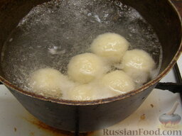 Клецки из отварного картофеля с сырной начинкой: Клецки готовы, когда они всплывут на поверхность (через 5-7 минут). Аккуратно вынимаем картофельные клецки на подготовленную тарелку.
