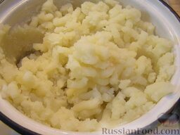Клецки из отварного картофеля с сырной начинкой: Воду слить, горячий картофель размять в пюре (картофелемялкой или через мясорубку). Оставить на 30 минут - пусть остынет.