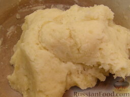 Клецки из отварного картофеля с сырной начинкой: Выместить однородное мягкое тесто.