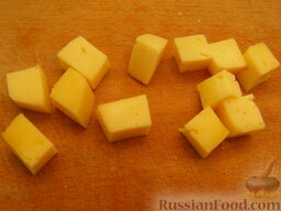 Клецки из отварного картофеля с сырной начинкой: Сыр нарезать кубиками с ребром около 1 см.
