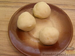 Клецки из отварного картофеля с сырной начинкой: Аккуратно защипнуть края и слепить шарики.