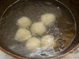 Клецки из отварного картофеля с сырной начинкой: В кастрюле или в казанке вскипятить воду, добавить 0,25 ч. ложки соли. Аккуратно опустить порцию клецек в кипяток, перемешать.