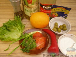 Салат с семгой, апельсином и кунжутом: Подготовить ингредиенты для салата с семгой и апельсином.