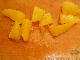 Салат с семгой, апельсином и кунжутом: Апельсин очистить от кожуры. разобрать на дольки. С долек снять пленку. Каждую очищенную дольку разрезать на 2-3 кусочка.