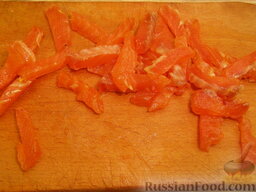 Салат с семгой, апельсином и кунжутом: Семгу нарезать тонкими ломтиками.