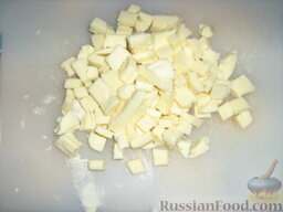 Кальцоне с моцареллой и сосисками: Сыр Моцарелла режем кубиками.