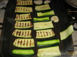 Овощи на гриле: Как приготовить овощи на гриль-сковороде:    Цуккини разрезаем пополам, нарезаем ломтиками и жарим на гриле (без масла!) с двух сторон.