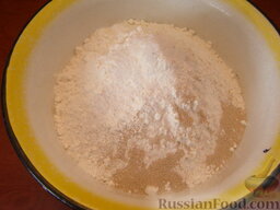 "Картофчин" - осетинский пирог с картофелем: Как приготовить осетинские пироги с картофелем:    Сделать тесто для осетинских пирогов. Смешать в миске 700 г муки, соль и сухие дрожжи.