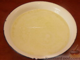 "Картофчин" - осетинский пирог с картофелем: Вскипятить воду.  В отдельной миске смешать 200 мл молока, кипяток и 50 г растительного масла. Температура смеси должна быть 40-45 градусов.