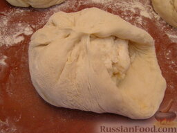"Картофчин" - осетинский пирог с картофелем: Края лепешки, аккуратно натягивая, поднять вверх и защипнуть.