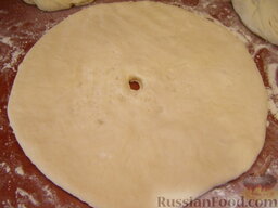 "Картофчин" - осетинский пирог с картофелем: В середине пирога делаем отверстие (сквозное или только в верхнем слое теста).    Проверить температуру духовки - она должна быть 250-275 градусов (в крайнем случае 220). Если термометра нет, можно использовать следующий тест: поместить противень в среднее положение, на противень положить листочек белой бумаги. Он должен стать коричневого цвета (но не сгореть) за 1-2 минуты.