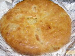 "Картофчин" - осетинский пирог с картофелем: Готовый пирог обильно смазать маслом.    Некоторые смазывают картофчин  маслом до выпечки, но у меня в этом случае он хуже подымается.