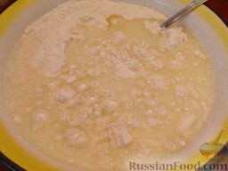 "Картофчин" - осетинский пирог с картофелем: Влить смесь в муку, замесить мягкое тесто.