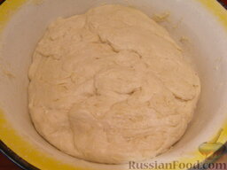 "Картофчин" - осетинский пирог с картофелем: Намазать тесто растительным маслом. Накрыть полотенцем и оставить на 40-50 минут в теплом месте. Затем поднявшееся тесто обмять, снова накрыть полотенцем и оставить еще на 20-30 минут.